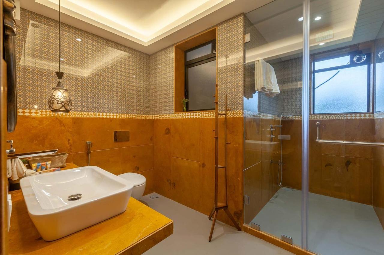 Villa Sereno By Stayvista - An Elegant And Entertaining Retreat Featuring A Swimming Pool, Outdoor Jacuzzi, Modern Interiors, And A Snooker Table Алибаг Екстериор снимка